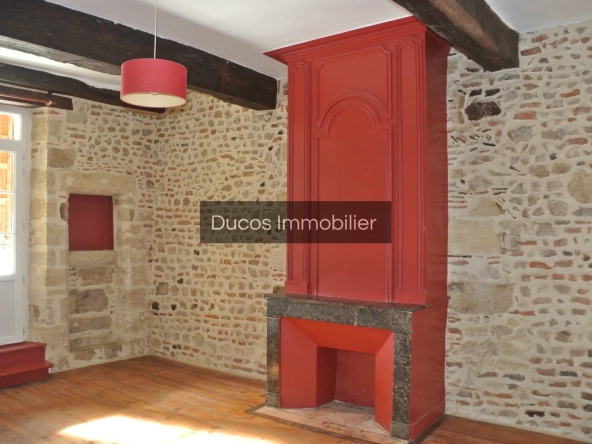 Maison de ville en pierre avec terrasse et vue panoramique à Ste Bazeille