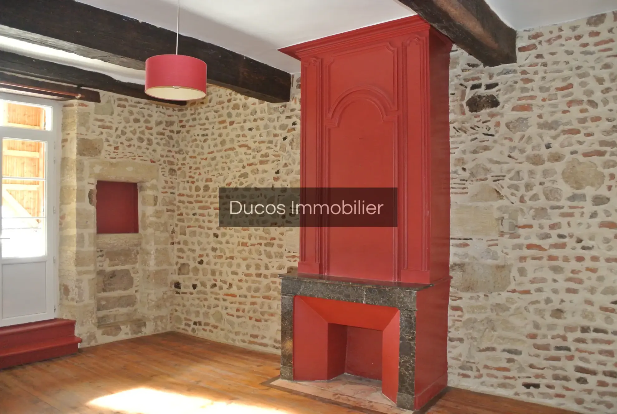 Maison de ville en pierre avec terrasse et vue panoramique à Ste Bazeille 