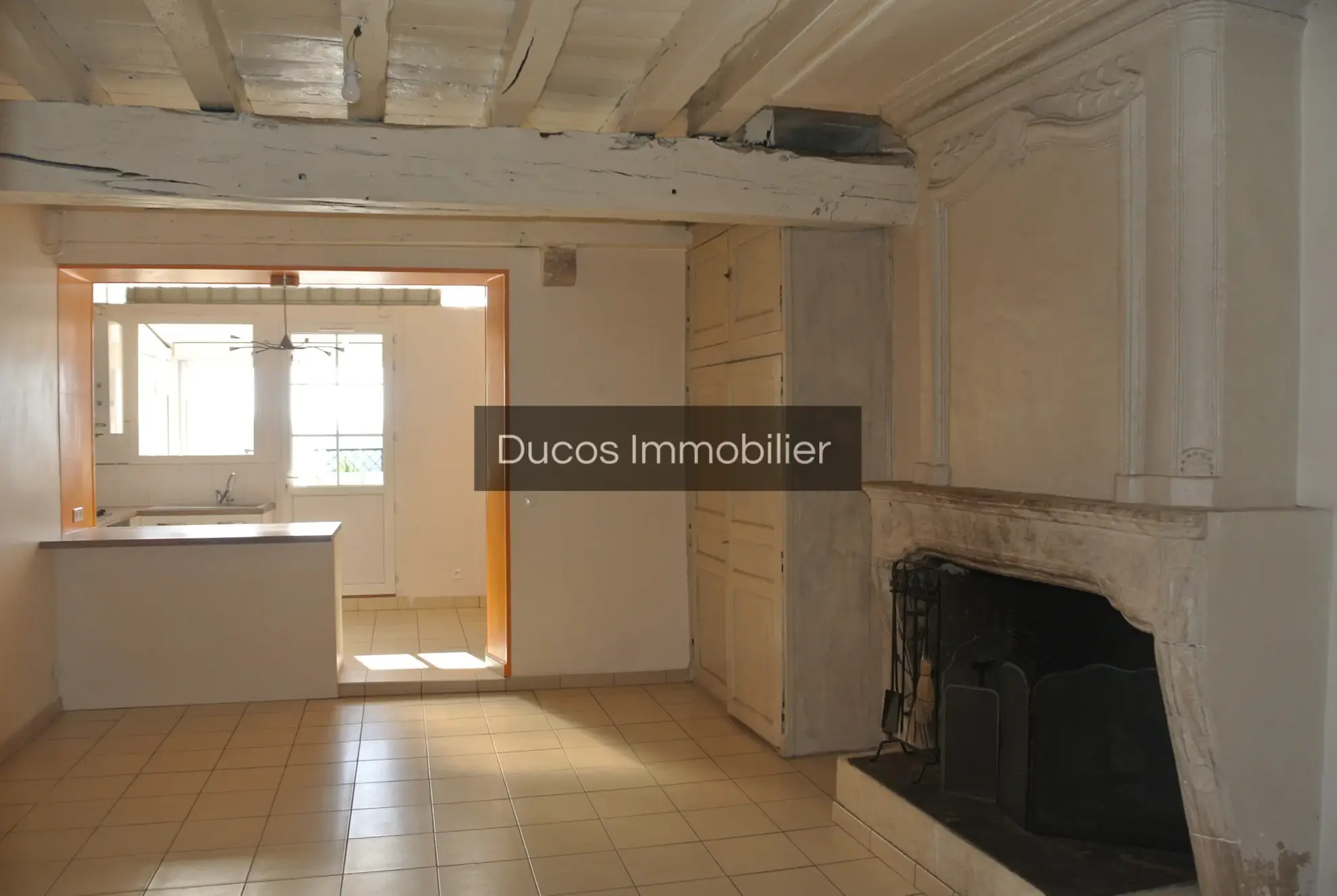 Maison de ville en pierre avec terrasse et vue panoramique à Ste Bazeille 
