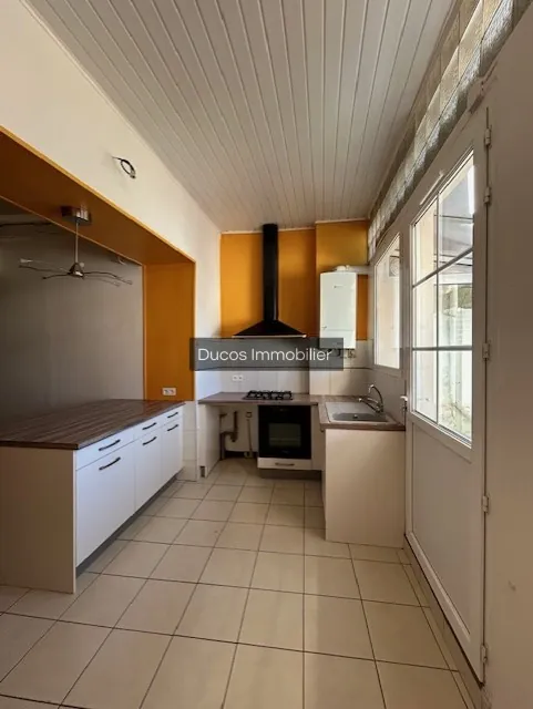 Maison de ville en pierre avec terrasse et vue panoramique à Ste Bazeille 