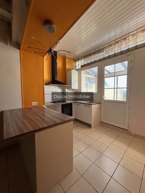 Maison de ville en pierre avec terrasse et vue panoramique à Ste Bazeille 