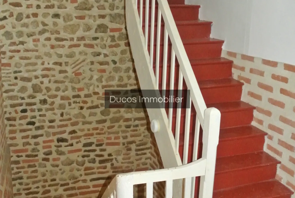 Maison de ville en pierre avec terrasse et vue panoramique à Ste Bazeille 
