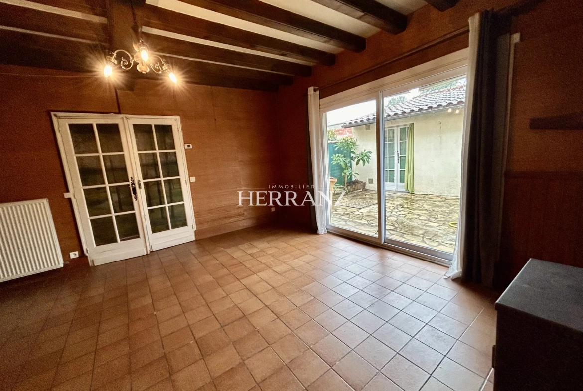 Maison de ville à Libourne avec cour et atelier, idéal pour famille 