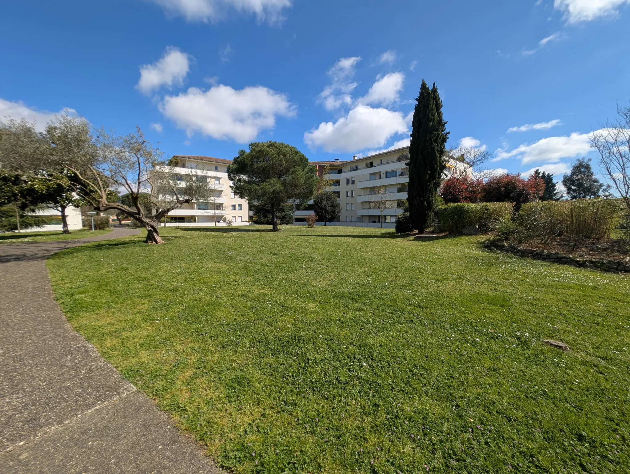Appartement T2 à Cugnaux avec parking, balcon et piscine – Investissement idéal 