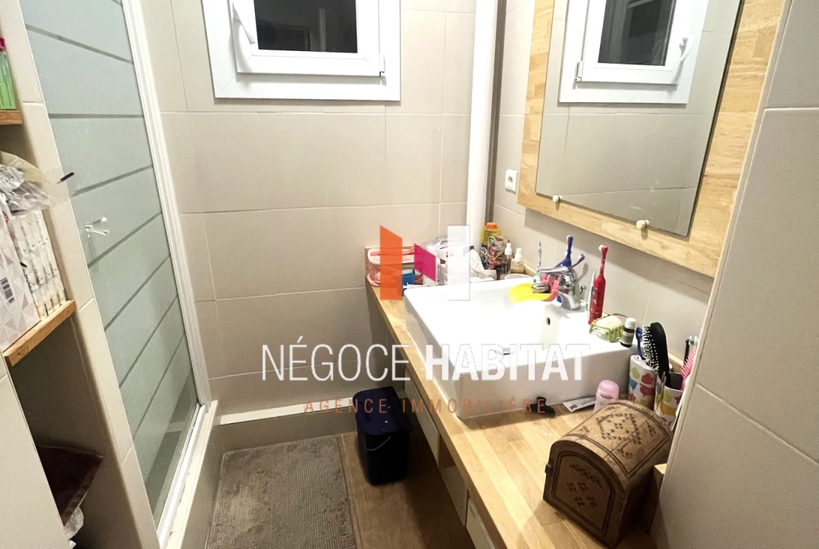 Appartement rénové de 68 m² avec vue dégagée et parking sécurisé à Nîmes Croix de Fer 