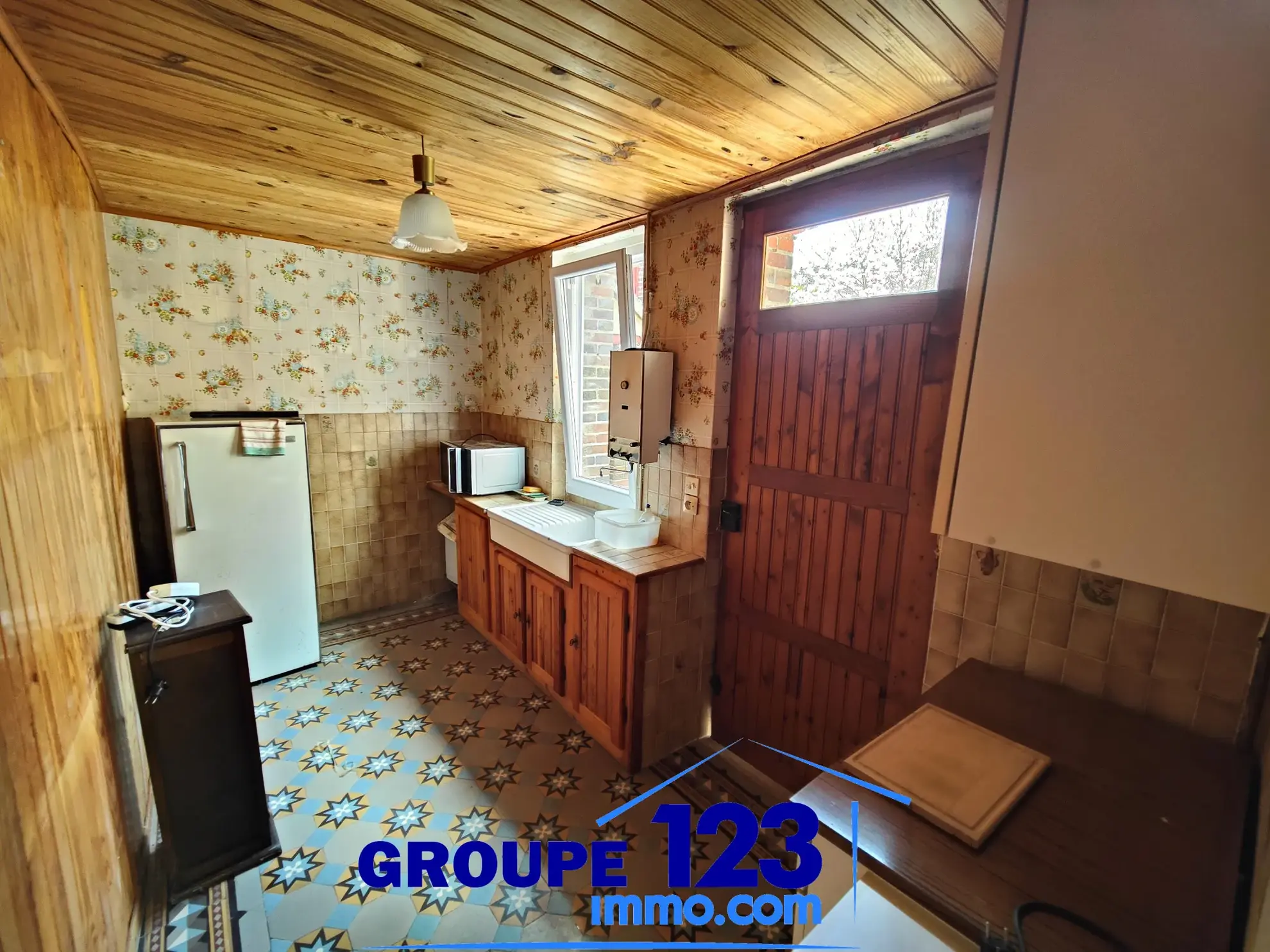 Maison avec potentiel à Brienon-sur-Armançon - Espace extérieur et travaux à prévoir 