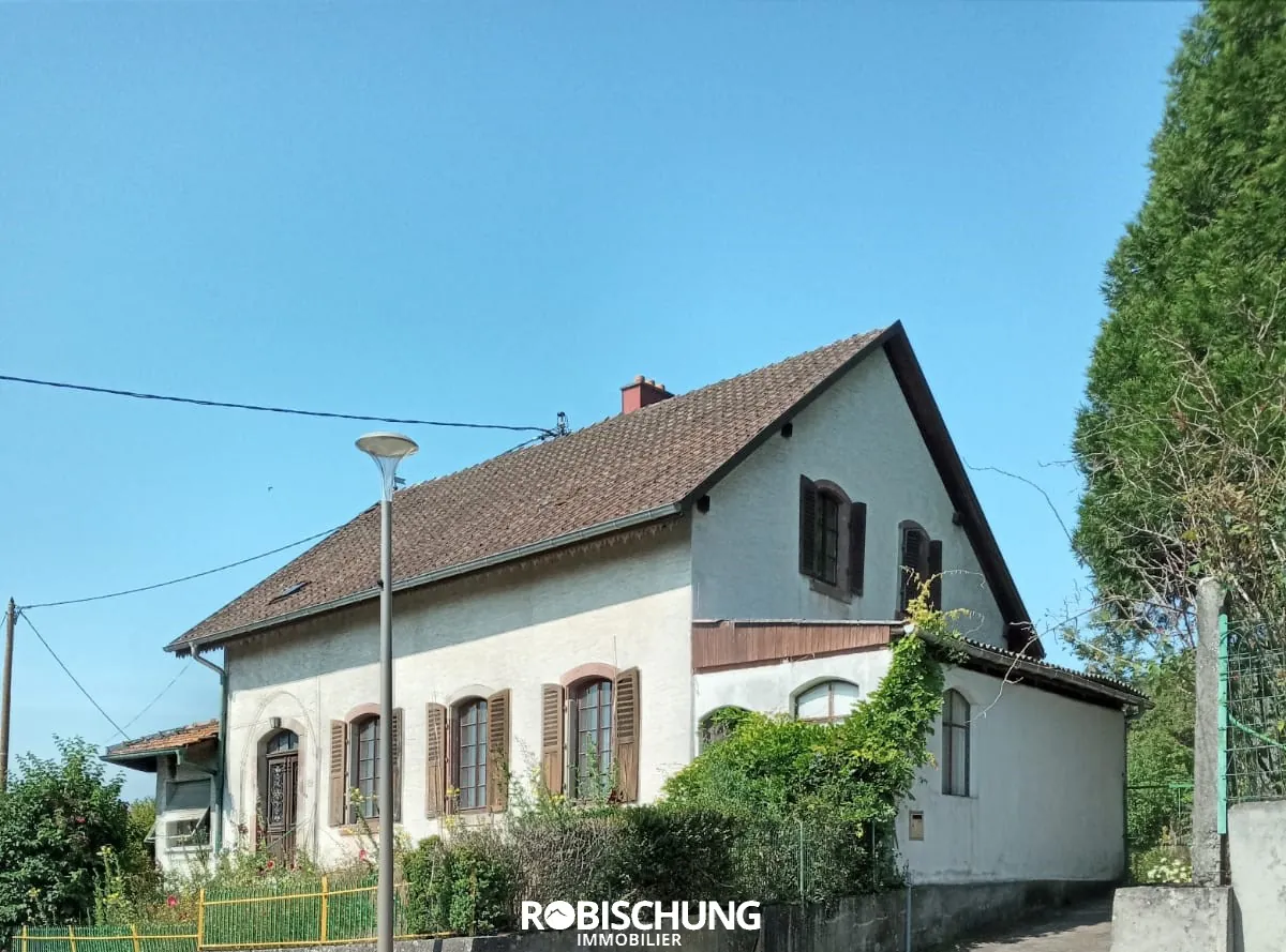 Maison de village à Muespach avec grand terrain et dépendances, à rénover 