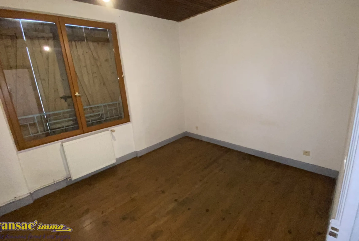 Maison de ville à Courpière avec 2 chambres et garage - Idéal premier achat 