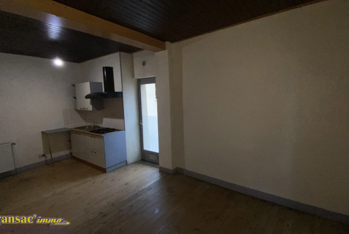 Maison de ville à Courpière avec 2 chambres et garage - Idéal premier achat 
