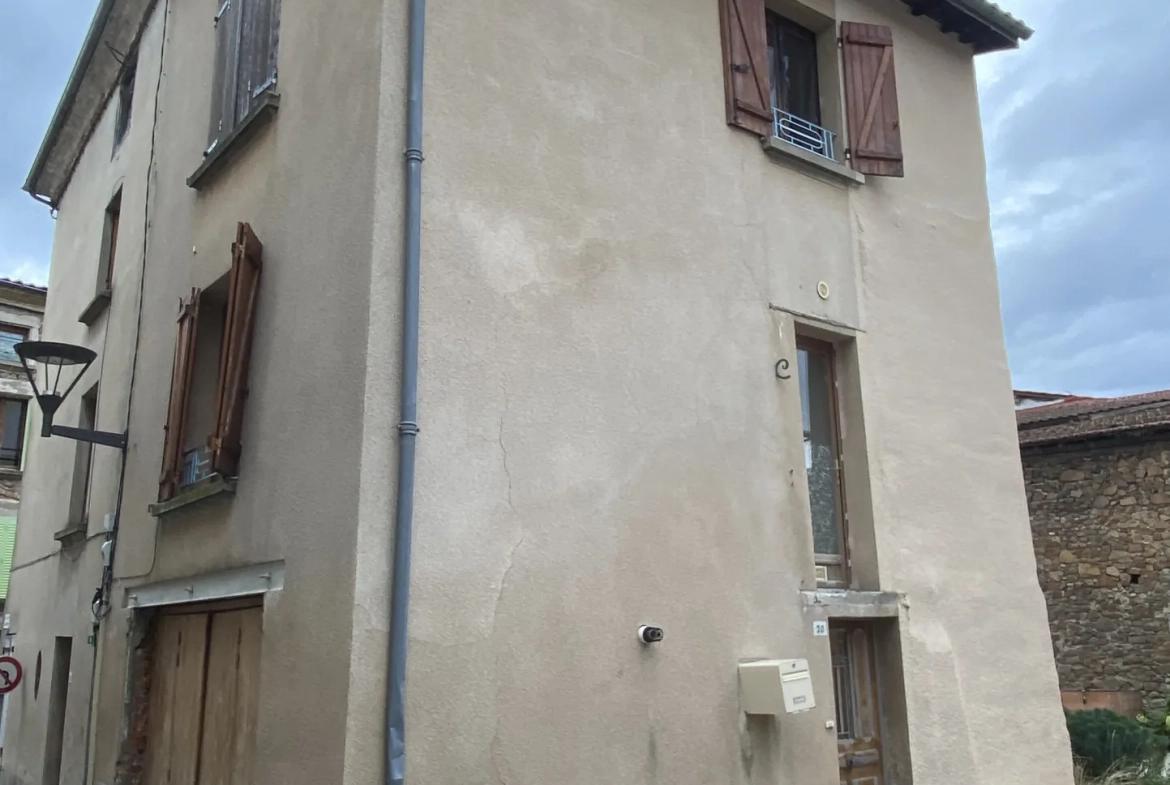 Maison de ville à Courpière avec 2 chambres et garage - Idéal premier achat 