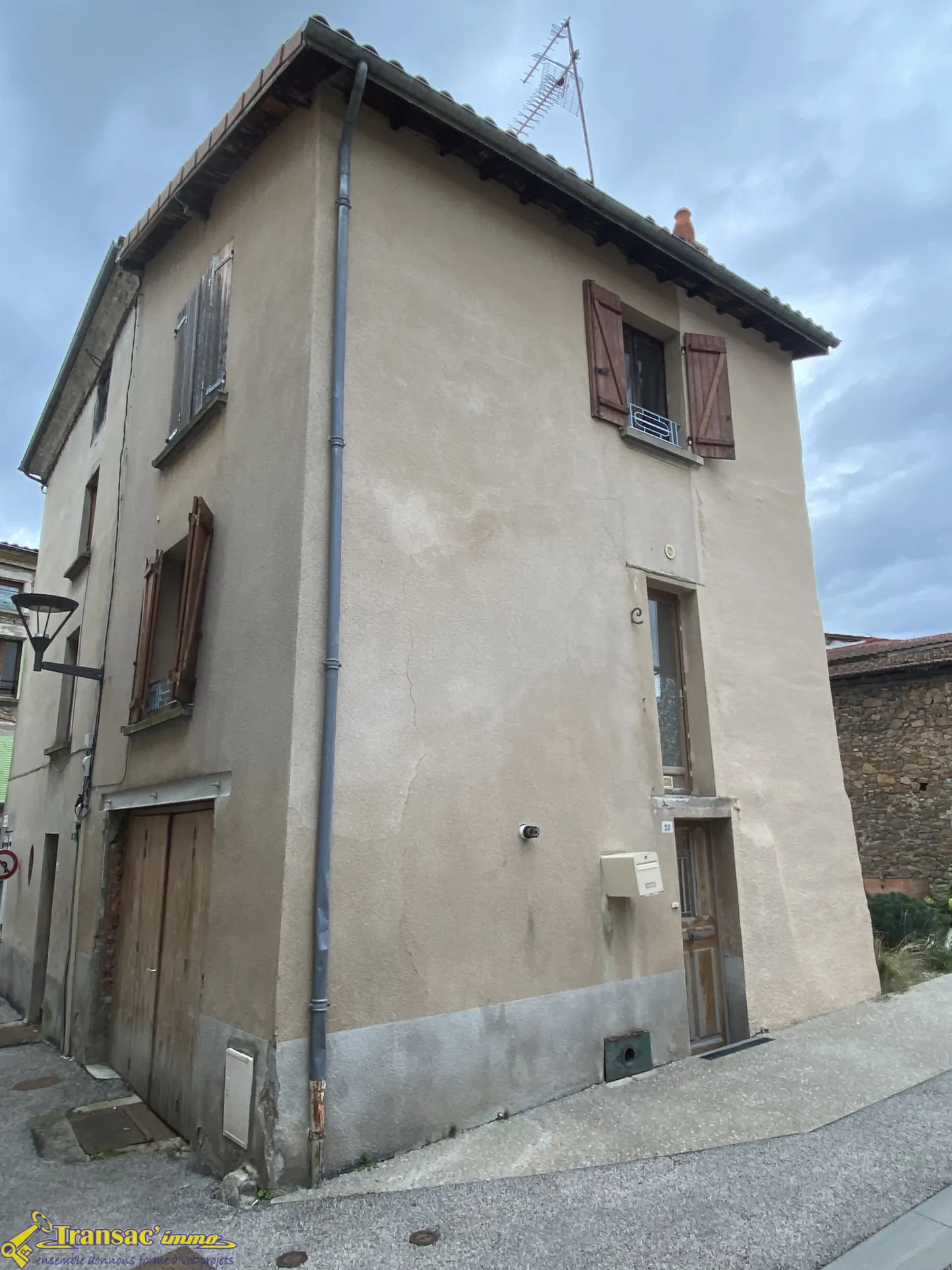 Maison de ville à Courpière avec 2 chambres et garage - Idéal premier achat 