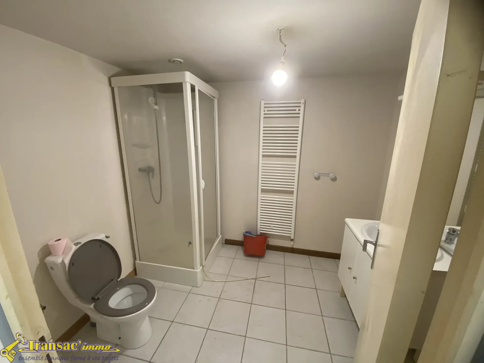 Maison de ville à Courpière avec 2 chambres et garage - Idéal premier achat 