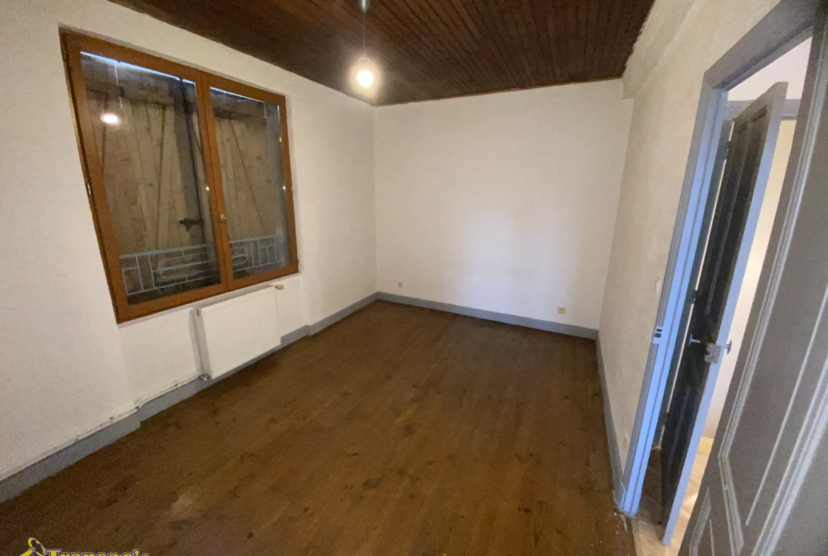 Maison de ville à Courpière avec 2 chambres et garage - Idéal premier achat 