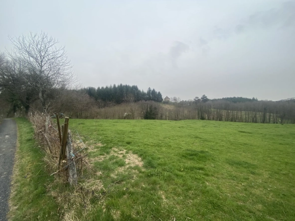 Terrain à bâtir de 2000 m² à Servières-le-Château en Périgord Vert