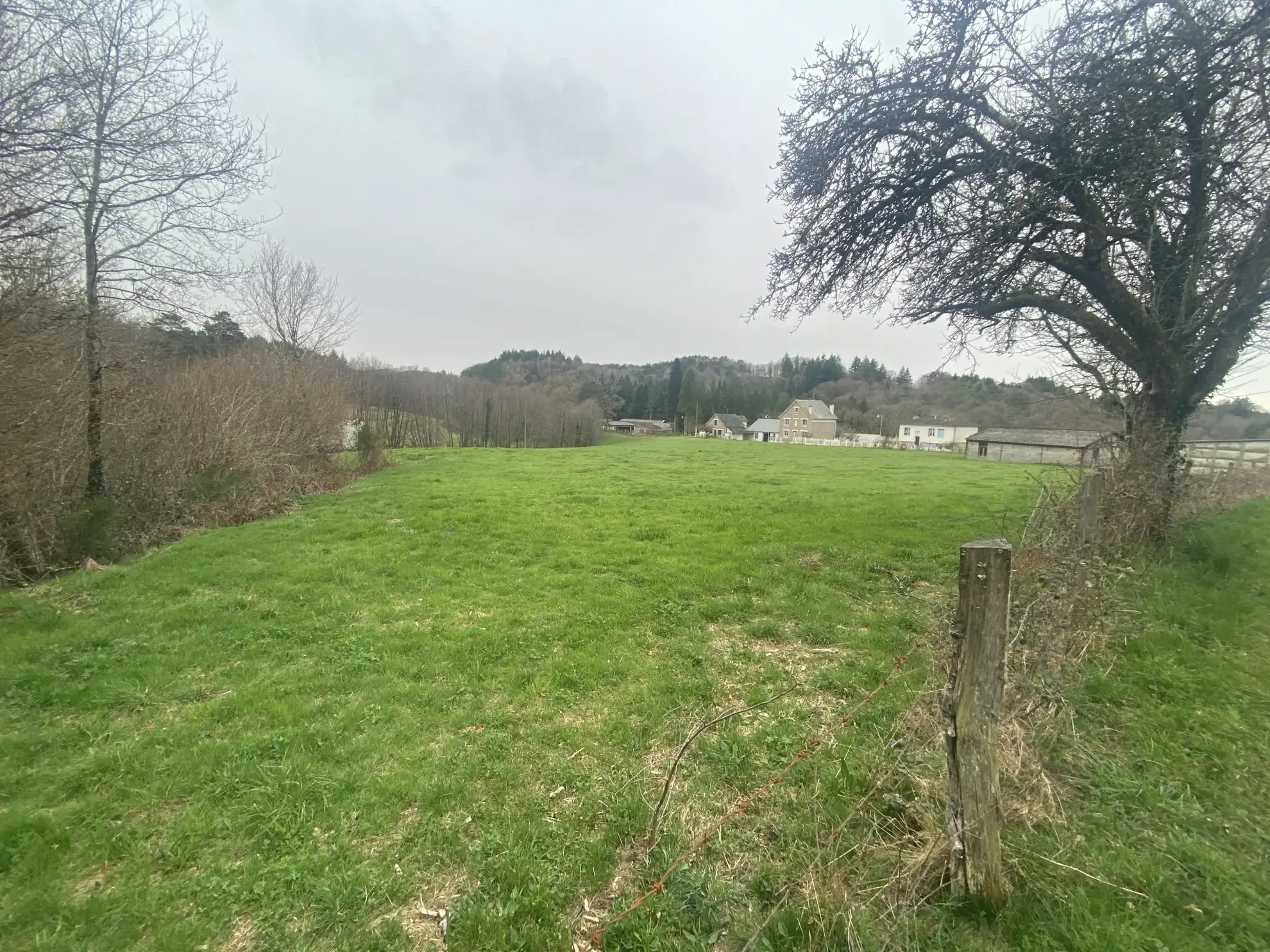 Terrain à bâtir de 2000 m² à Servières-le-Château en Périgord Vert 