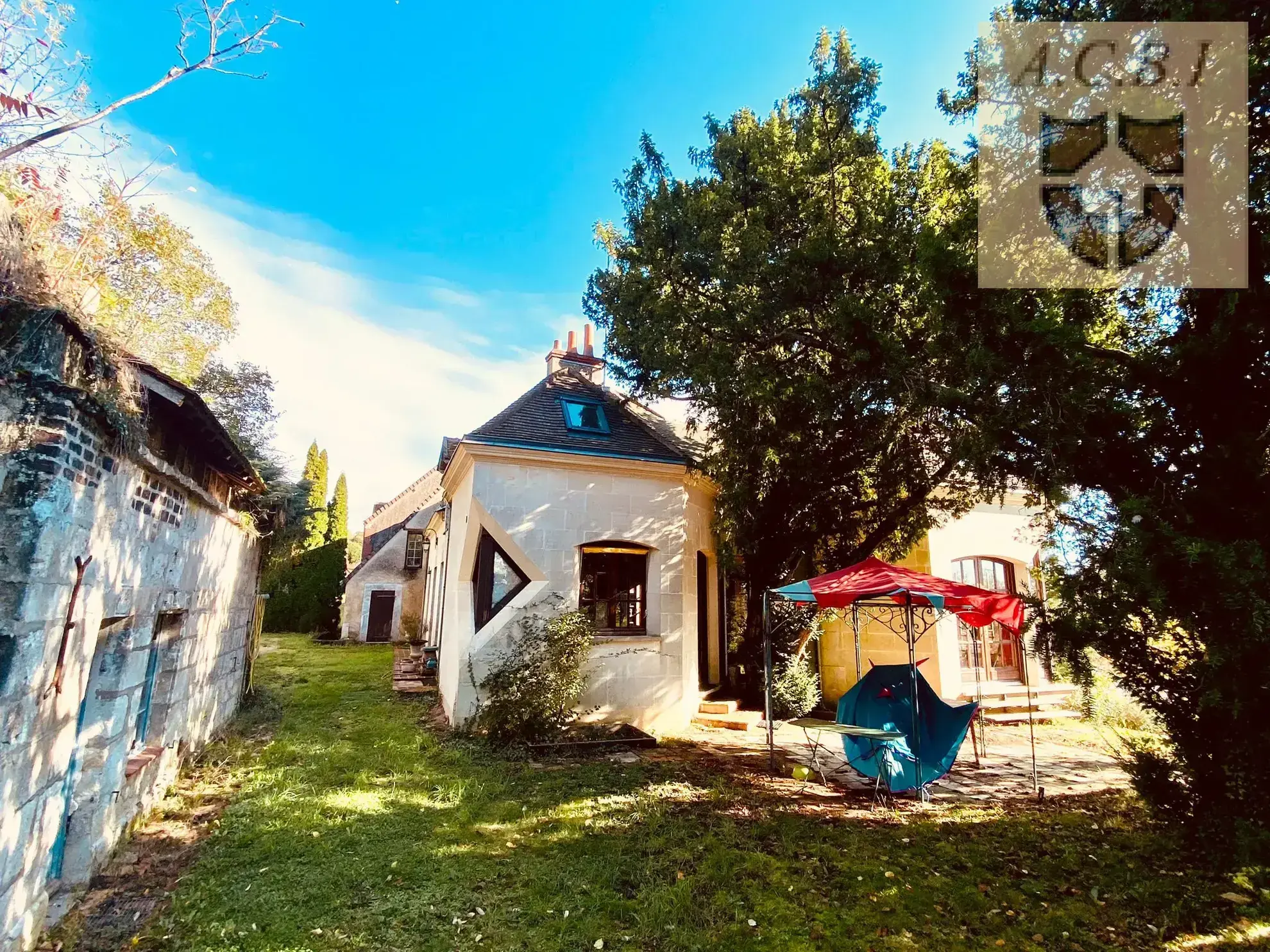 Maison de caractère avec jardin et caves troglodytiques à Vendôme 