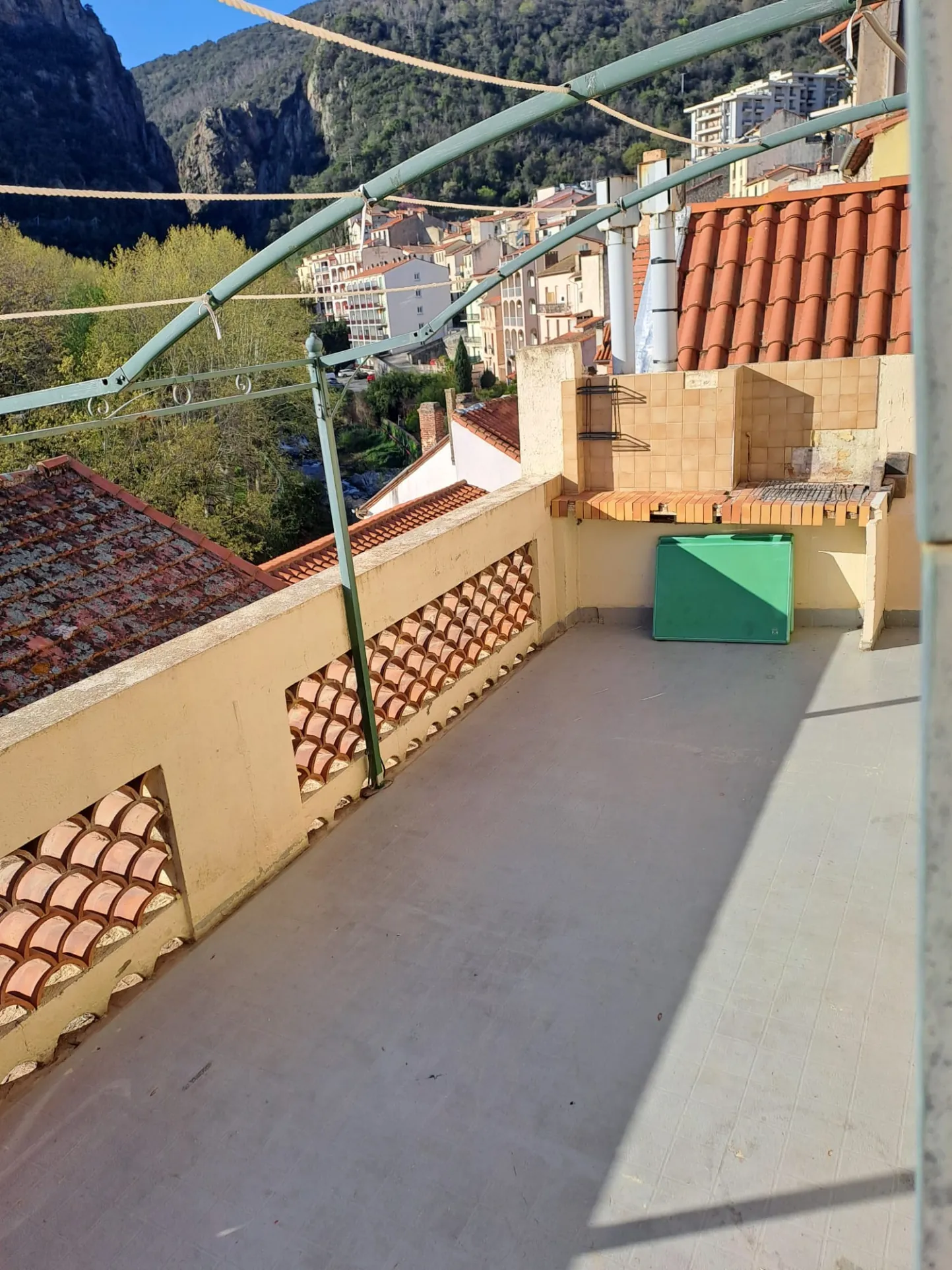 Appartement F2 avec terrasse à Amélie-les-Bains, vue montagne, proche thermes 