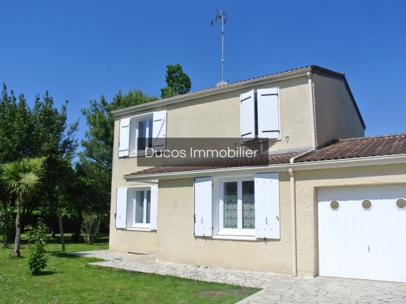 Maison 3 chambres, bureau, garage et jardin à Saint-Bazeille