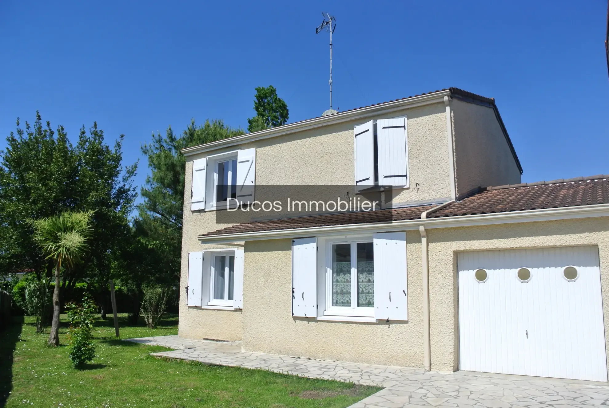 Maison 3 chambres, bureau, garage et jardin à Saint-Bazeille 