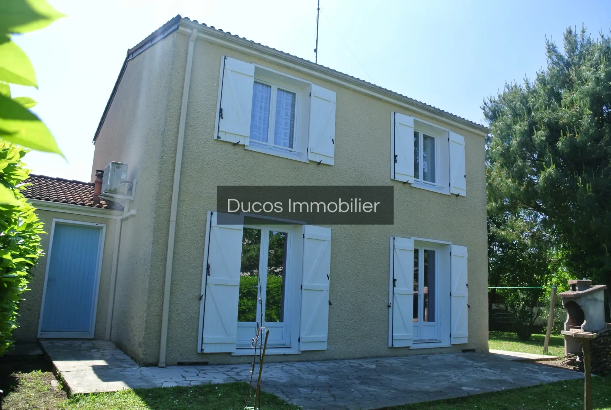 Maison 3 chambres, bureau, garage et jardin à Saint-Bazeille 