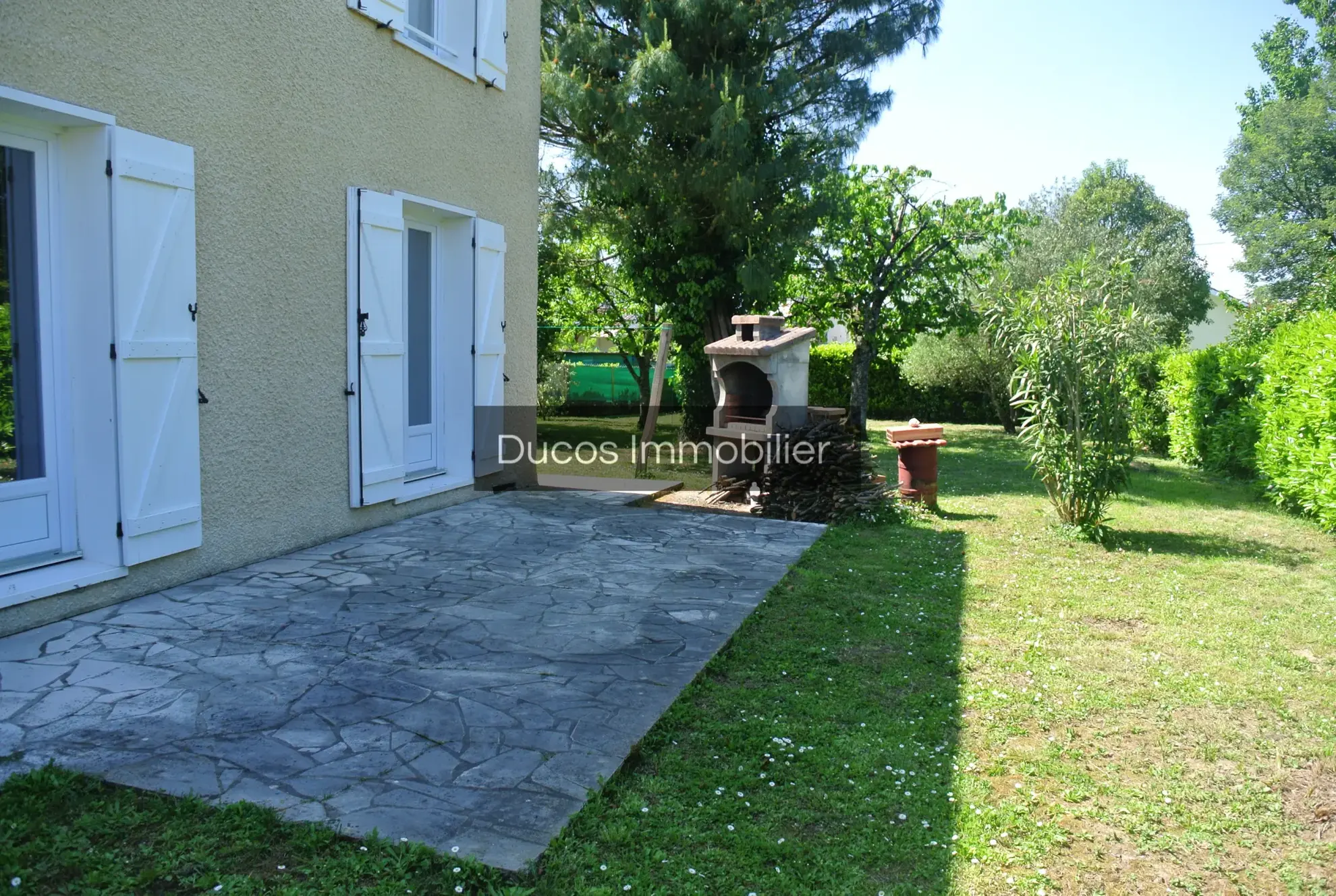Maison 3 chambres, bureau, garage et jardin à Saint-Bazeille 