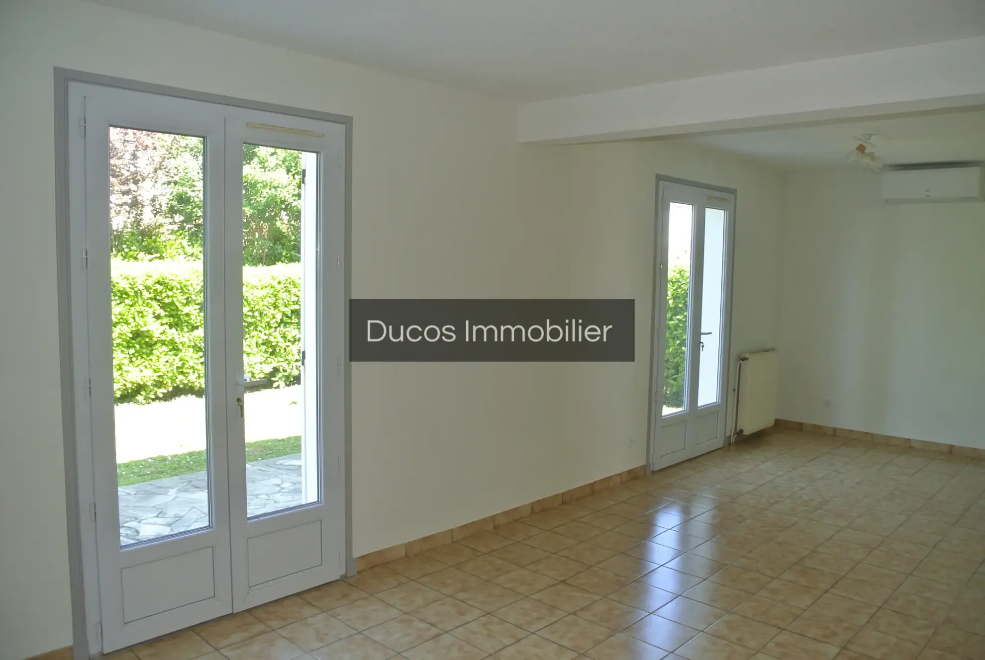 Maison 3 chambres, bureau, garage et jardin à Saint-Bazeille 
