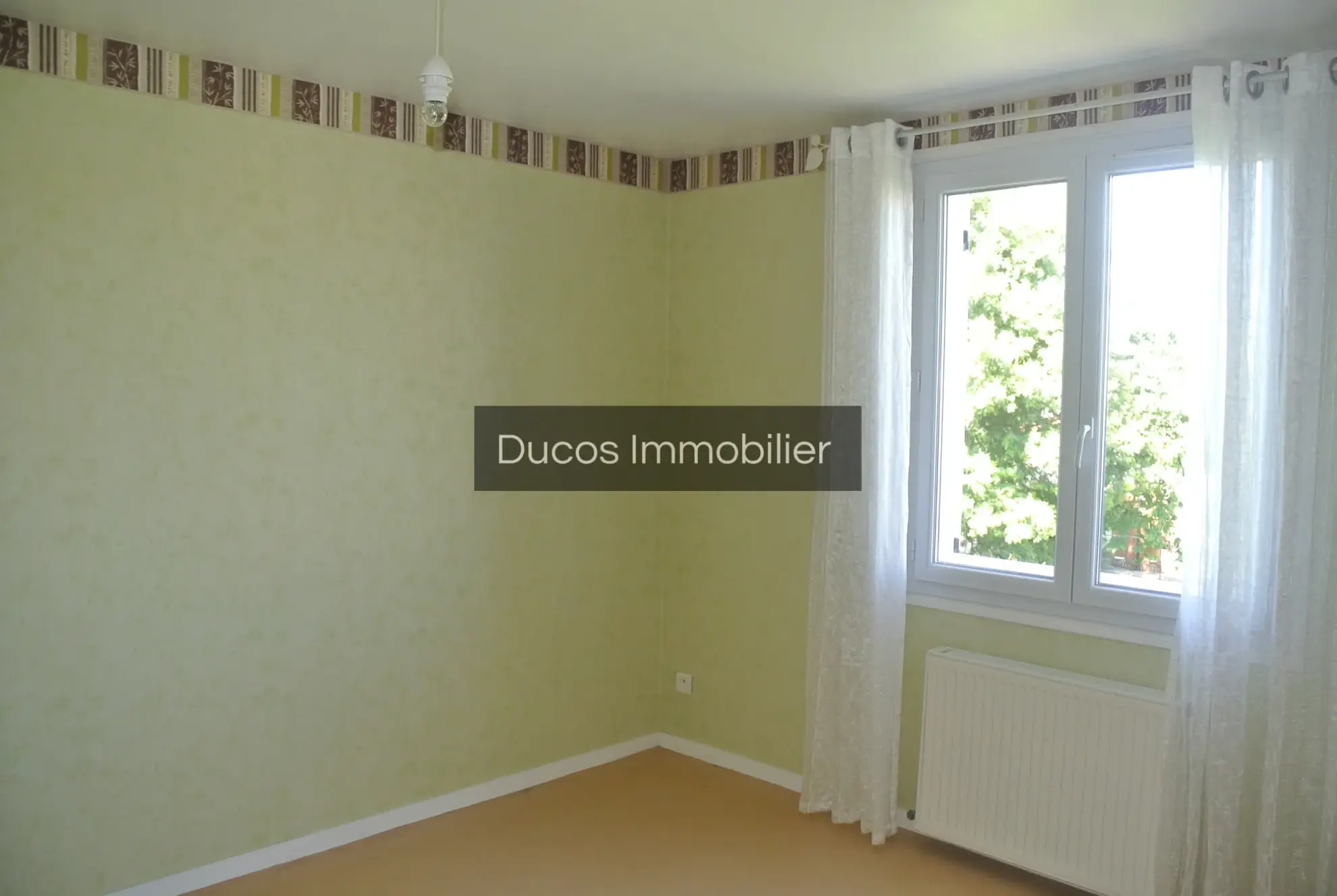 Maison 3 chambres, bureau, garage et jardin à Saint-Bazeille 