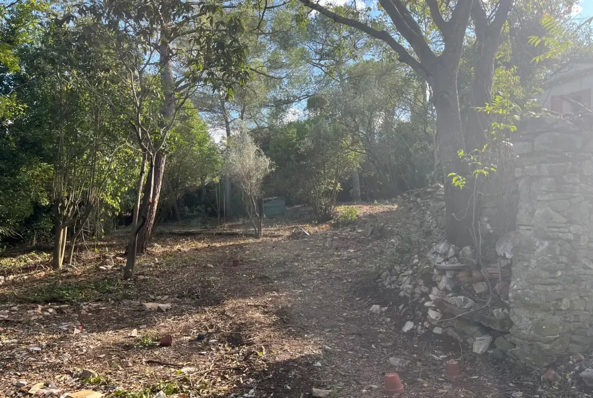 Terrain constructible de 1066 m² à Nîmes avec mazet à Camplanier 