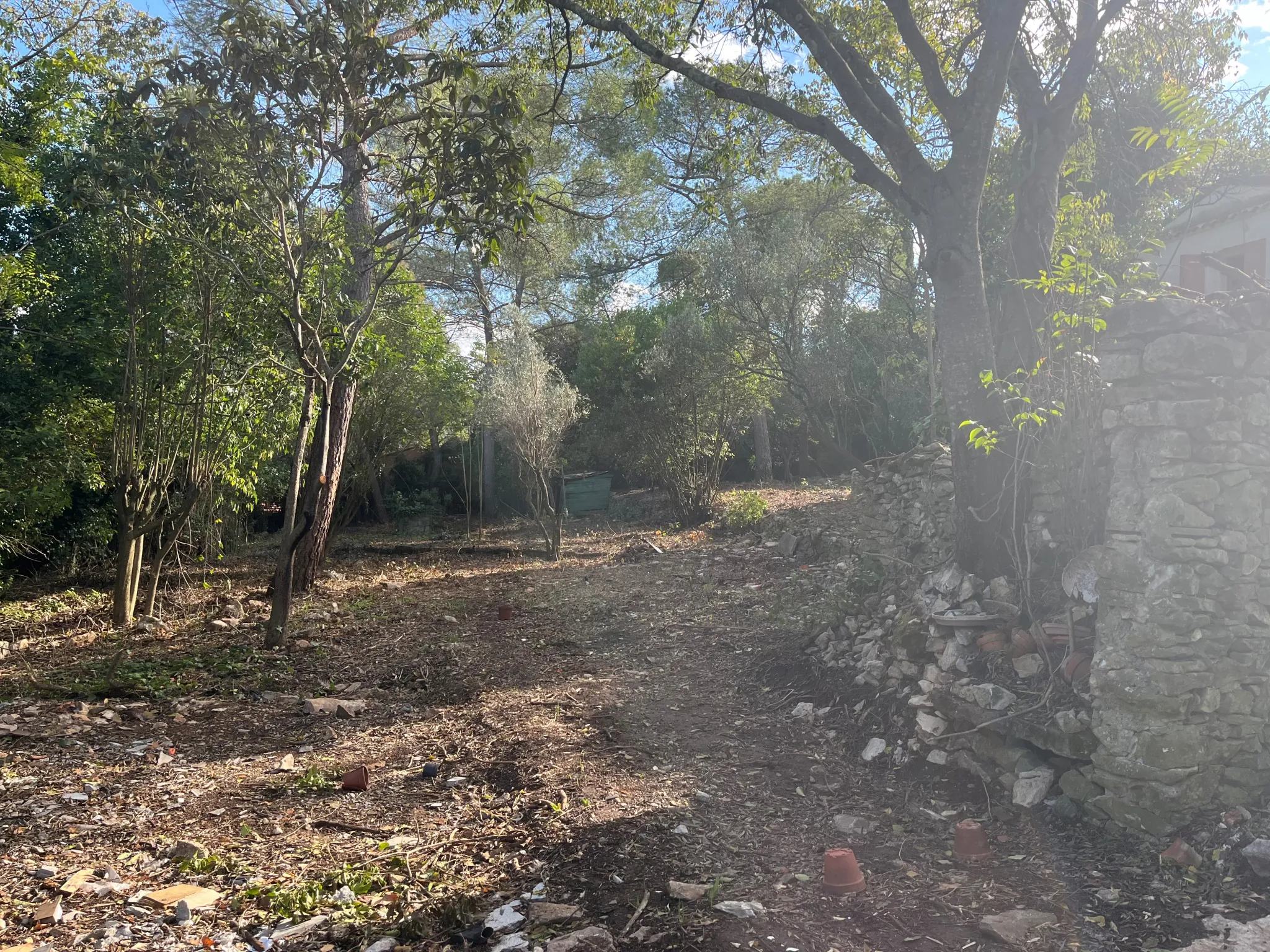 Terrain constructible de 1066 m² à Nîmes avec mazet à Camplanier 