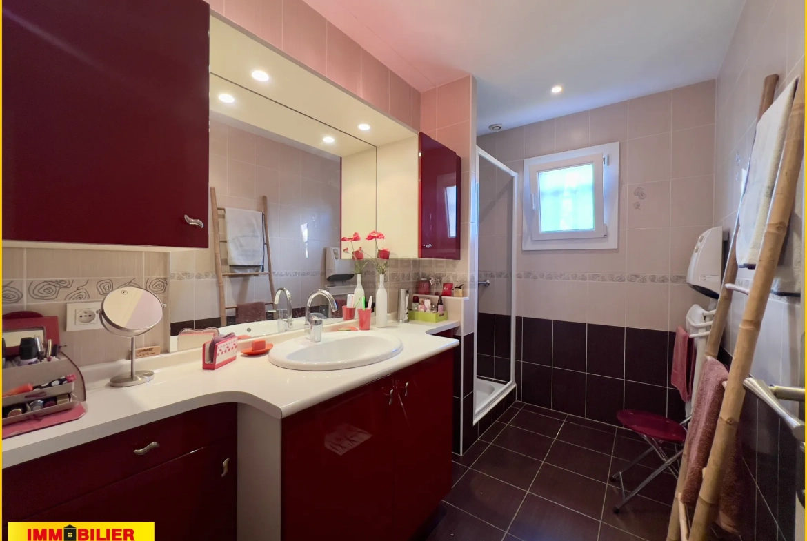 Maison familiale de plain-pied à vendre à Podensac avec grand terrain et garage 