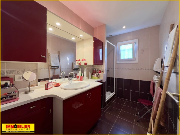 Maison familiale de plain-pied à vendre à Podensac avec grand terrain et garage 