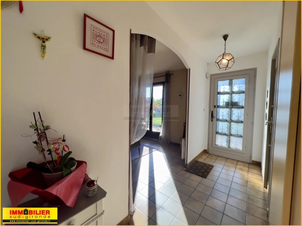 Maison familiale de plain-pied à vendre à Podensac avec grand terrain et garage 