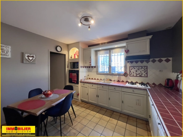 Maison familiale de plain-pied à vendre à Podensac avec grand terrain et garage 