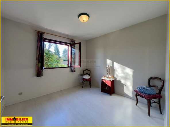 Maison familiale de plain-pied à vendre à Podensac avec grand terrain et garage 