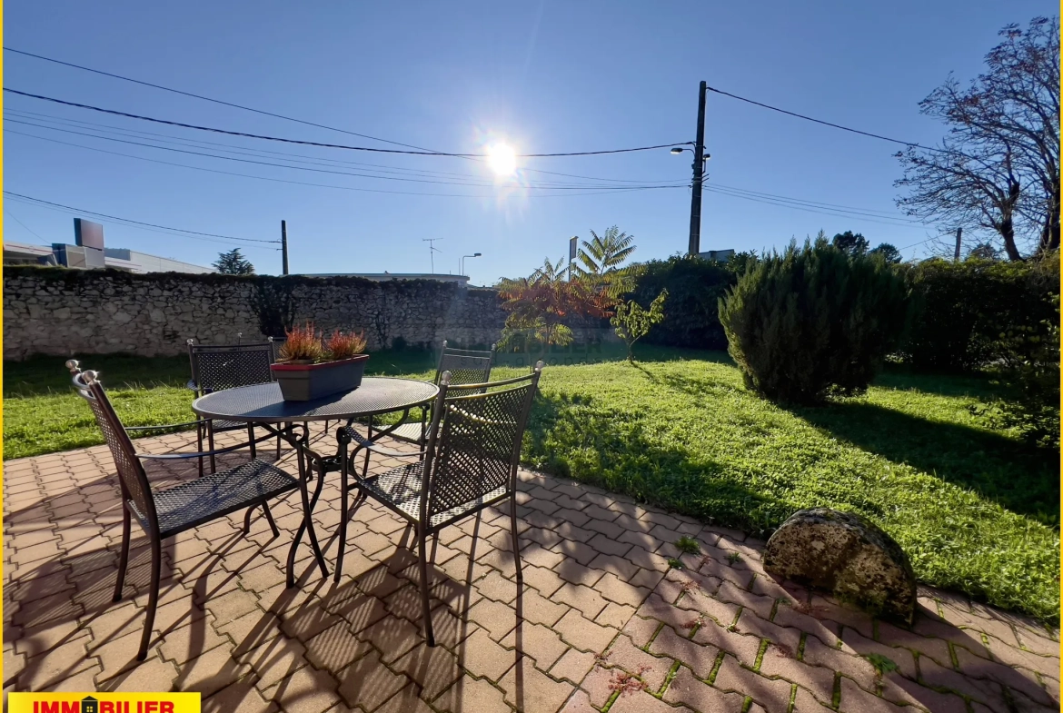 Maison familiale de plain-pied à vendre à Podensac avec grand terrain et garage 