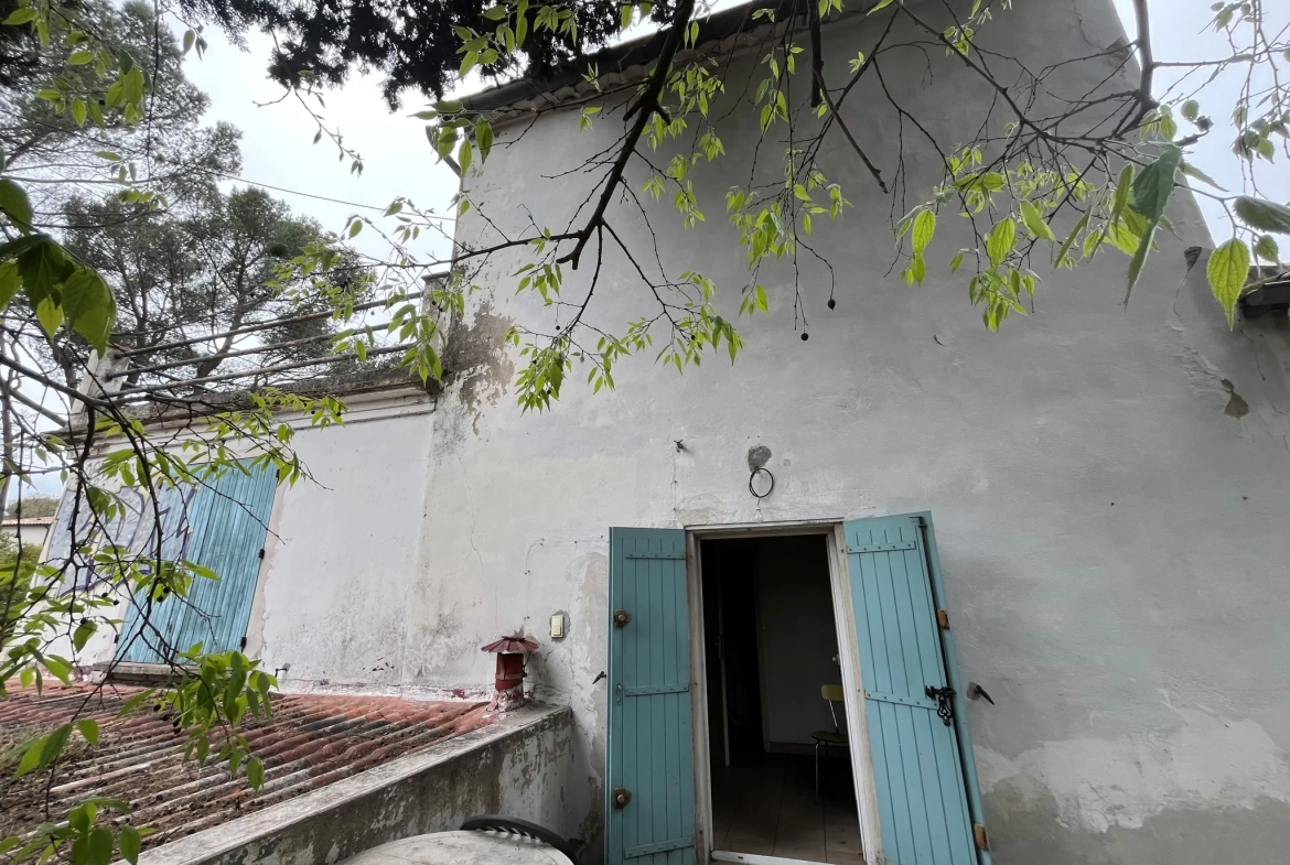 Maison à rénover de 105 m² avec garage à Nîmes - Secteur Trois Piliers 