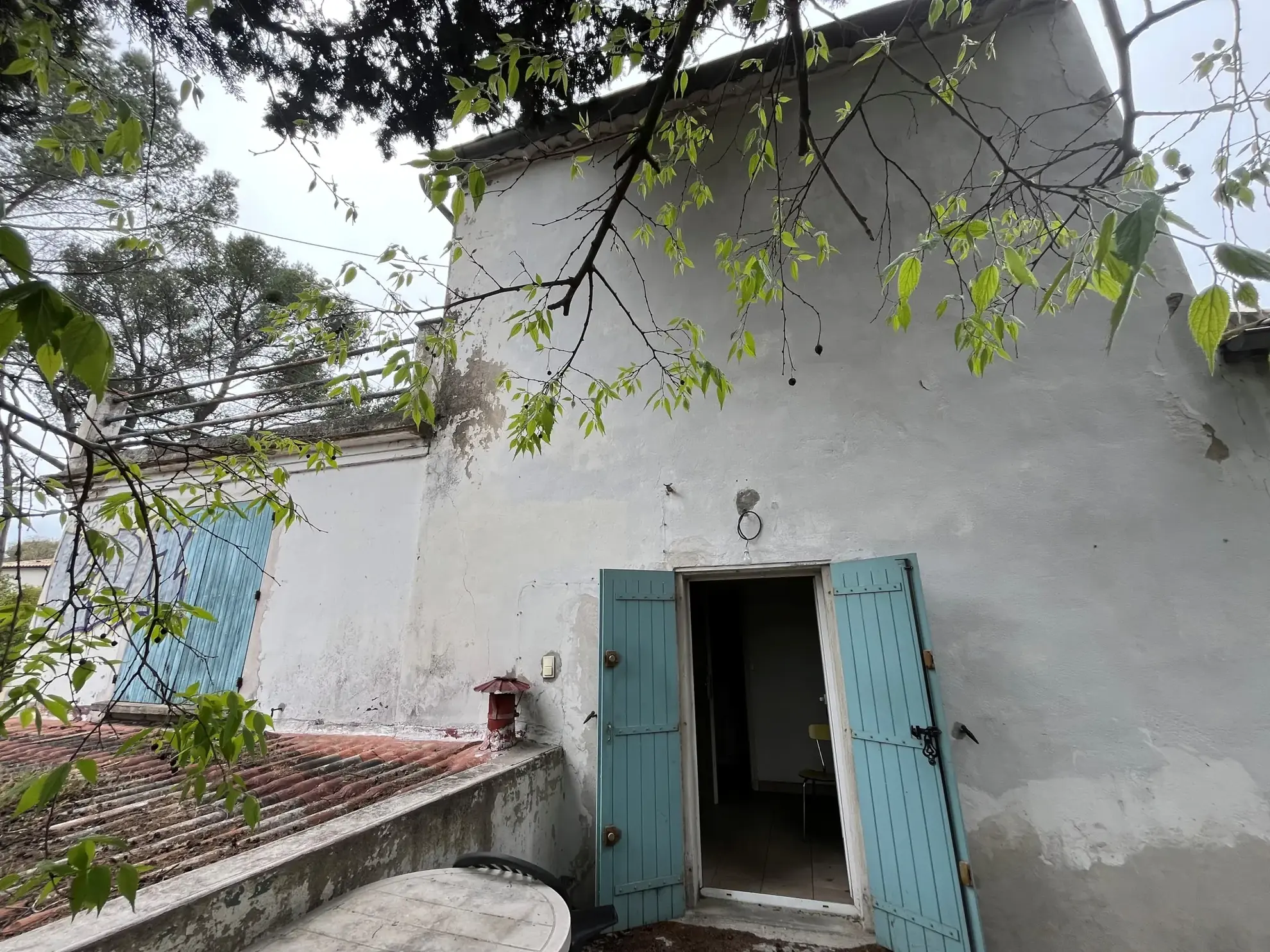 Maison à rénover de 105 m² avec garage à Nîmes - Secteur Trois Piliers 