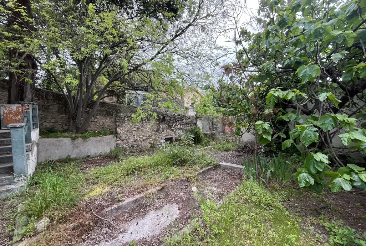 Maison à rénover de 105 m² avec garage à Nîmes - Secteur Trois Piliers 