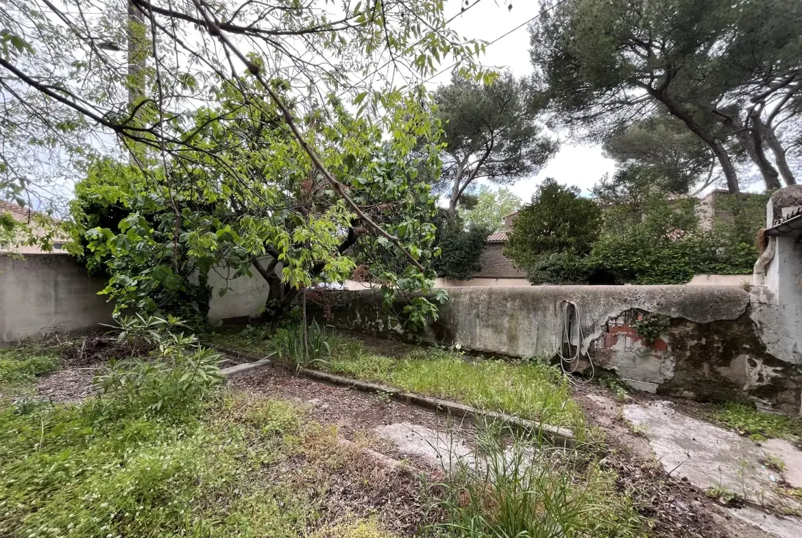 Maison à rénover de 105 m² avec garage à Nîmes - Secteur Trois Piliers 