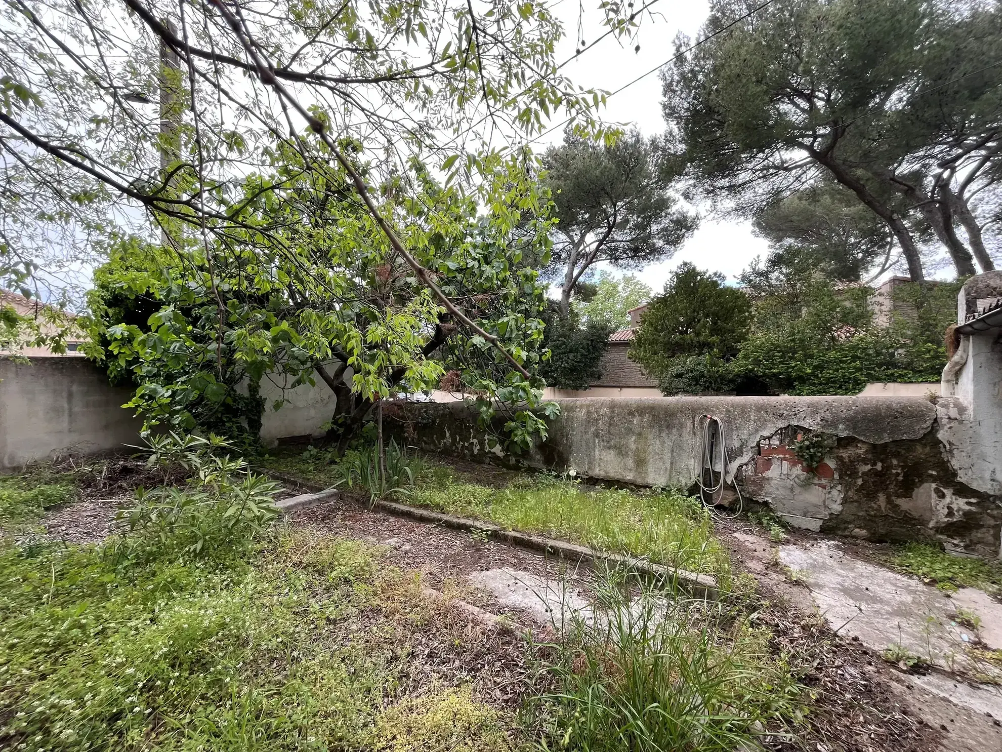 Maison à rénover de 105 m² avec garage à Nîmes - Secteur Trois Piliers 