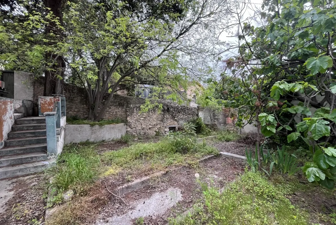 Maison à rénover de 105 m² avec garage à Nîmes - Secteur Trois Piliers 