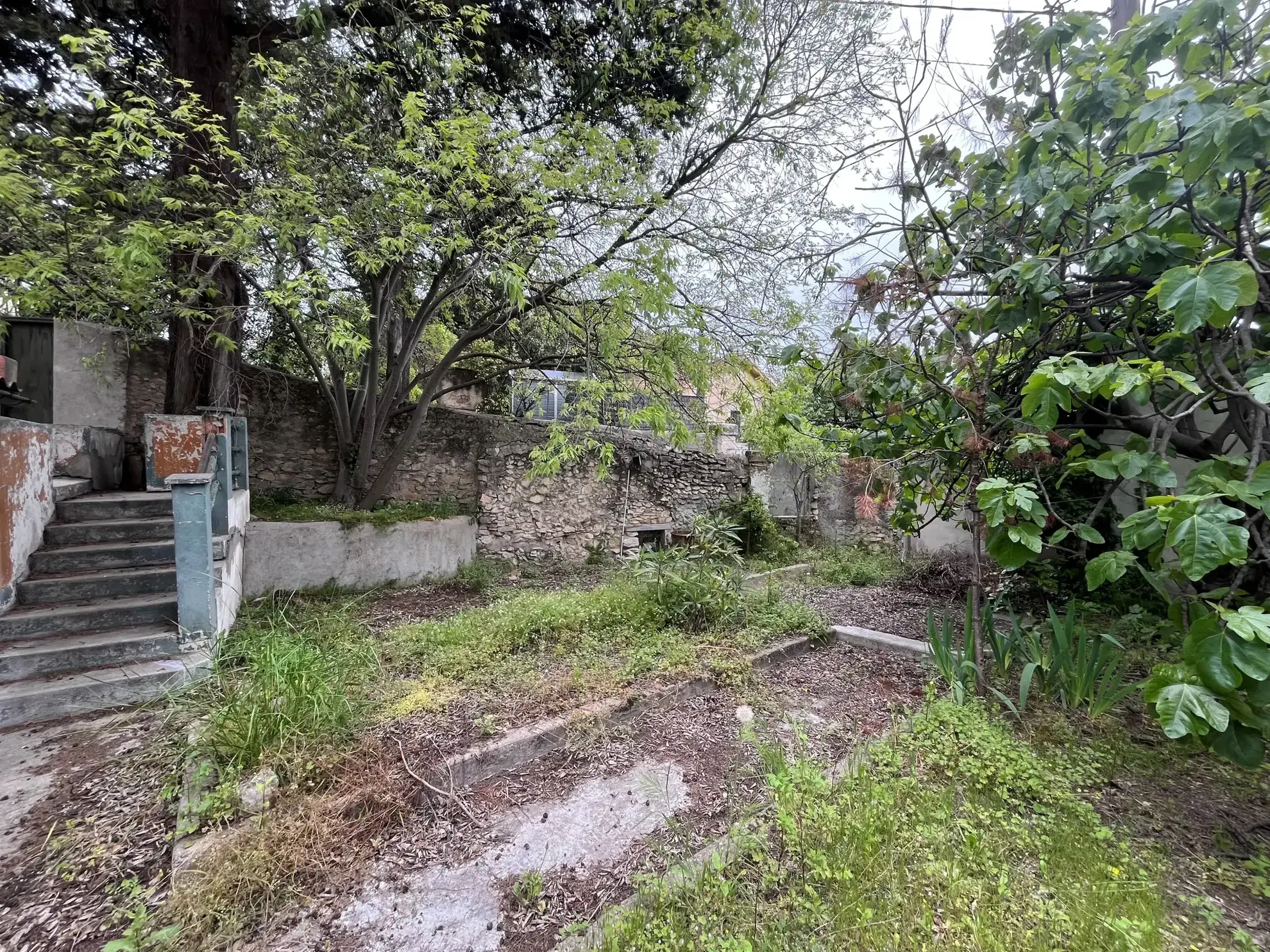 Maison à rénover de 105 m² avec garage à Nîmes - Secteur Trois Piliers 