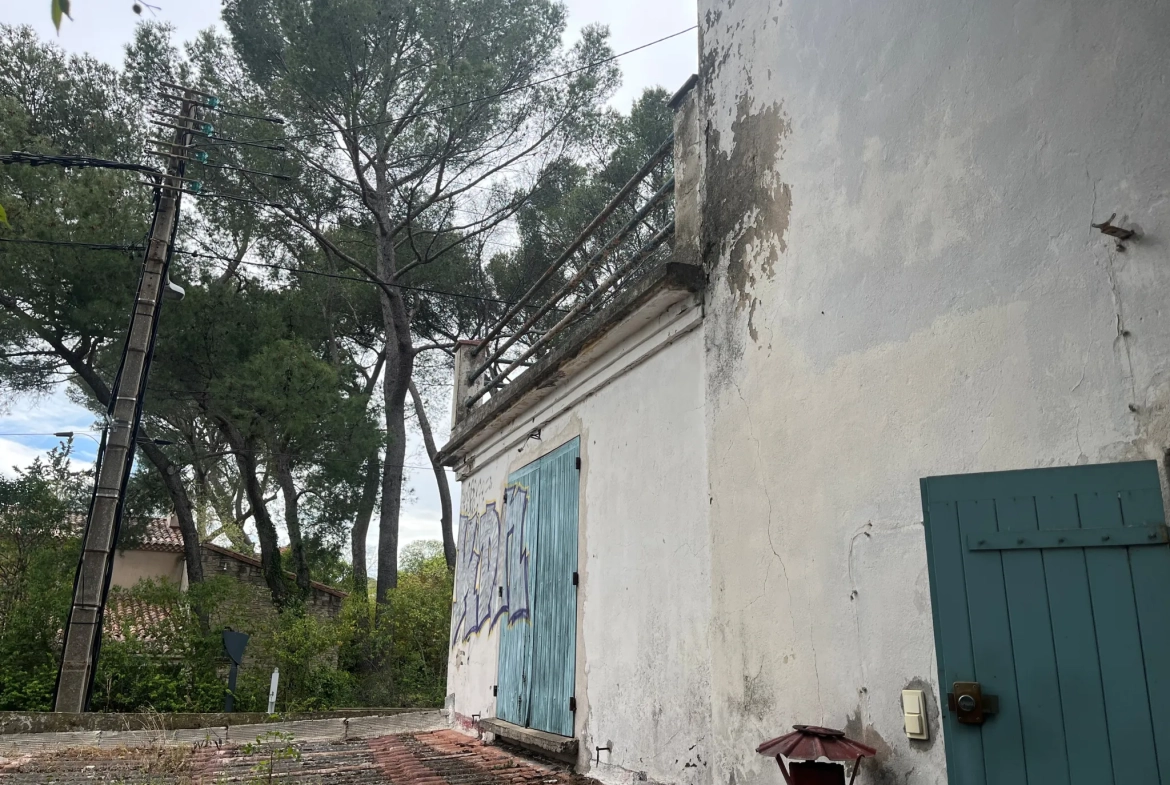 Maison à rénover de 105 m² avec garage à Nîmes - Secteur Trois Piliers 
