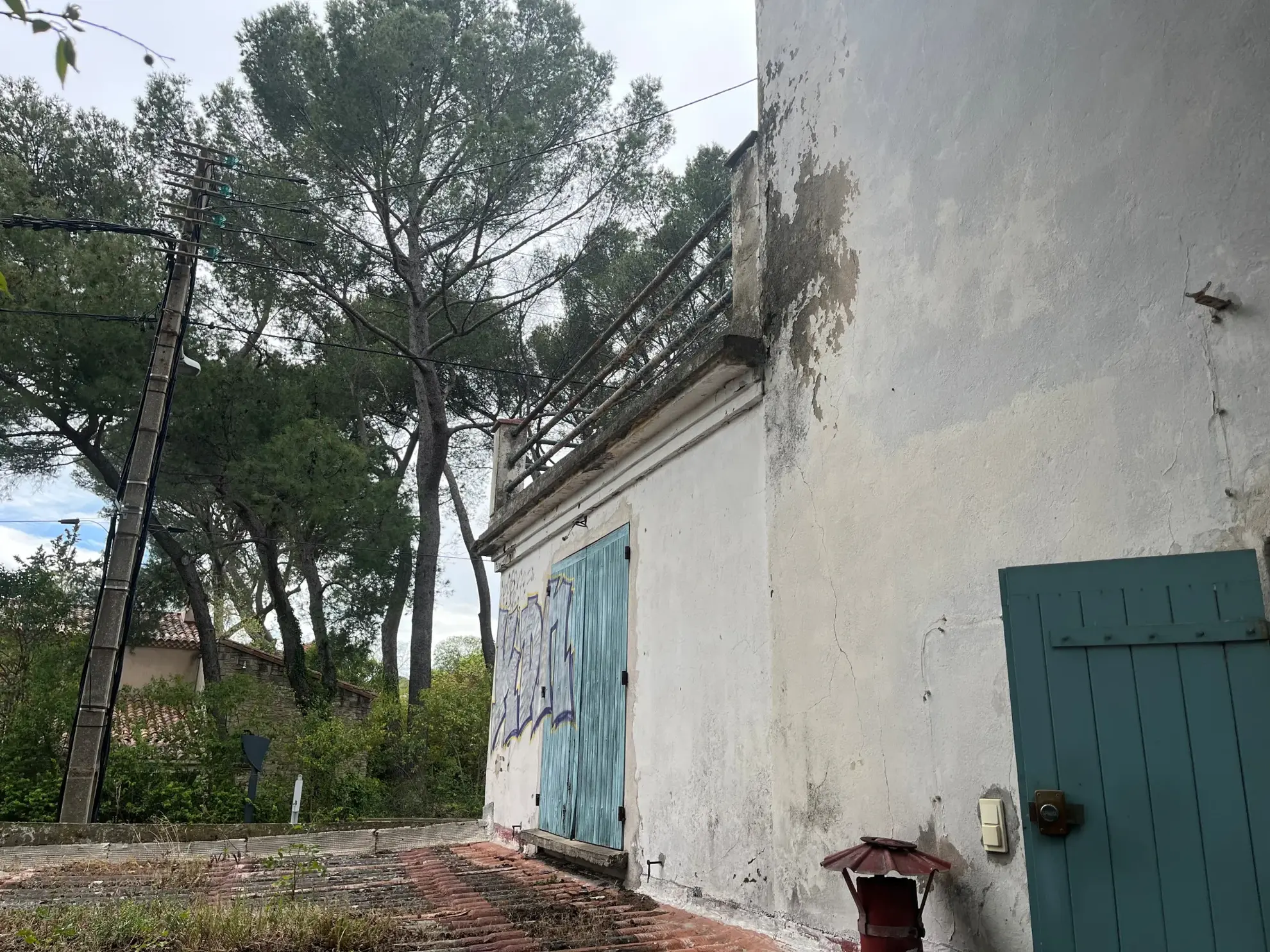 Maison à rénover de 105 m² avec garage à Nîmes - Secteur Trois Piliers 