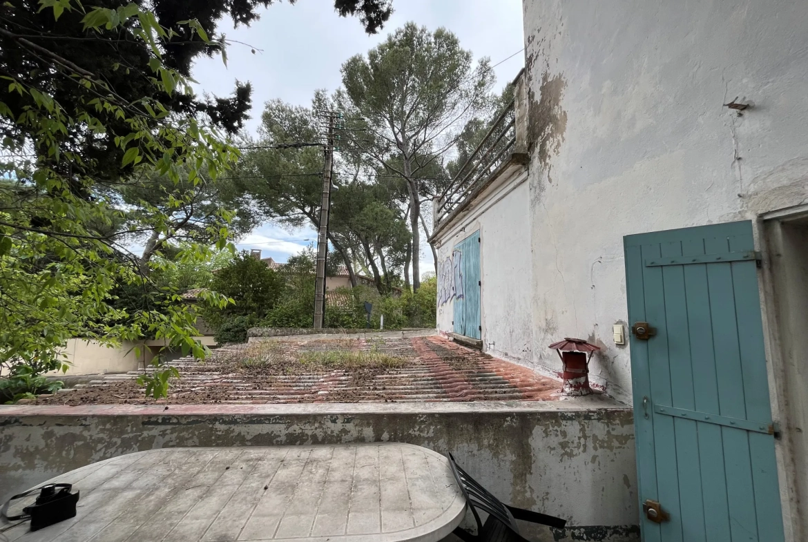 Maison à rénover de 105 m² avec garage à Nîmes - Secteur Trois Piliers 