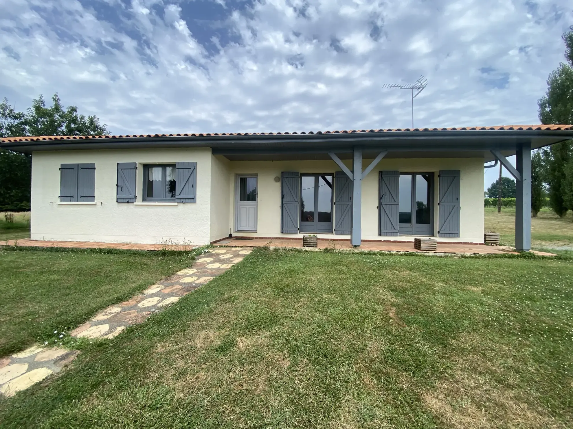 Maison avec dépendance et grand terrain près de Sauveterre de Guyenne 