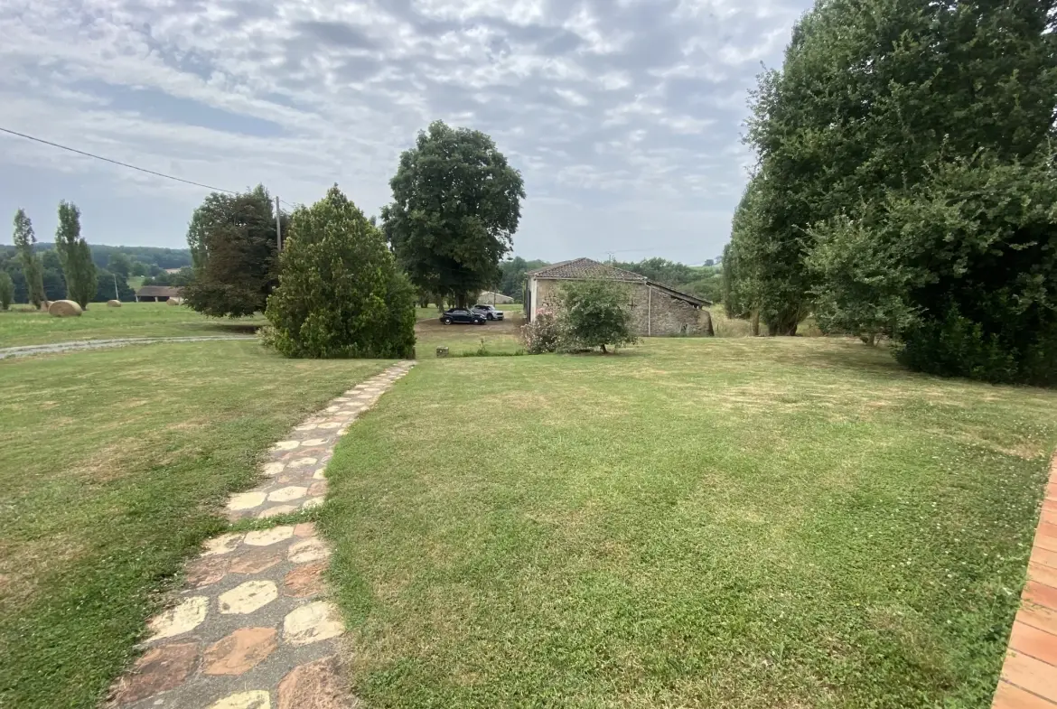 Maison avec dépendance et grand terrain près de Sauveterre de Guyenne 