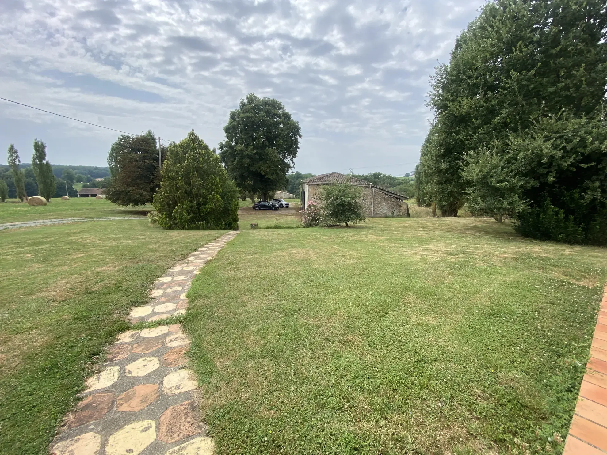 Maison avec dépendance et grand terrain près de Sauveterre de Guyenne 