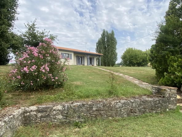 Maison avec dépendance et grand terrain près de Sauveterre de Guyenne