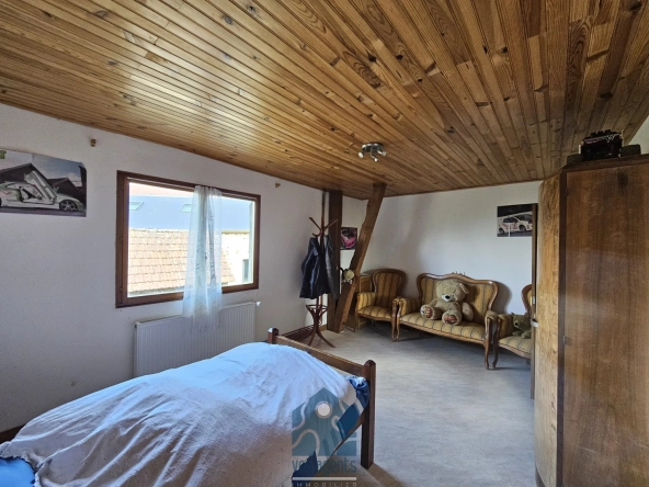 Maison à rénover de 228 m² avec garages et jardin en Combrailles 